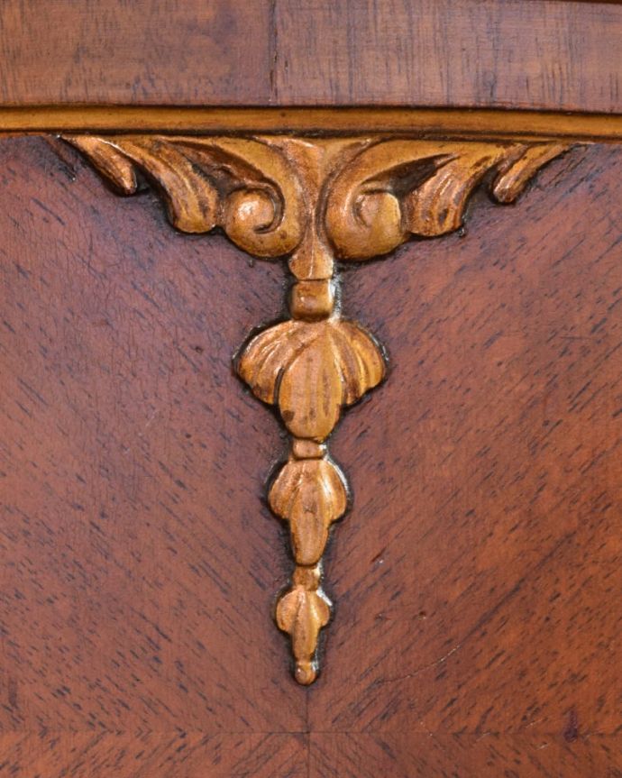 アンティークのドレッサー　アンティーク家具　ドレッシングチェスト　惚れ惚れするような美しさとっても堅い無垢材に一体どうやって彫っていったんでしょう？アンティークらしく細かい彫りを眺めているだけでうっとりしてしまいます。(q-2225-f)