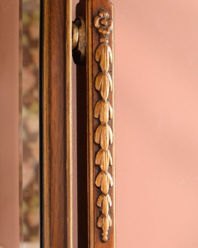 アンティークのドレッサー　アンティーク家具　ドレッシングチェスト　至る所に繊細な彫いろんな彫のデザインがありますが、個人的に美しいと思える女性らしく優雅なデザインを選んできました。(q-2225-f)