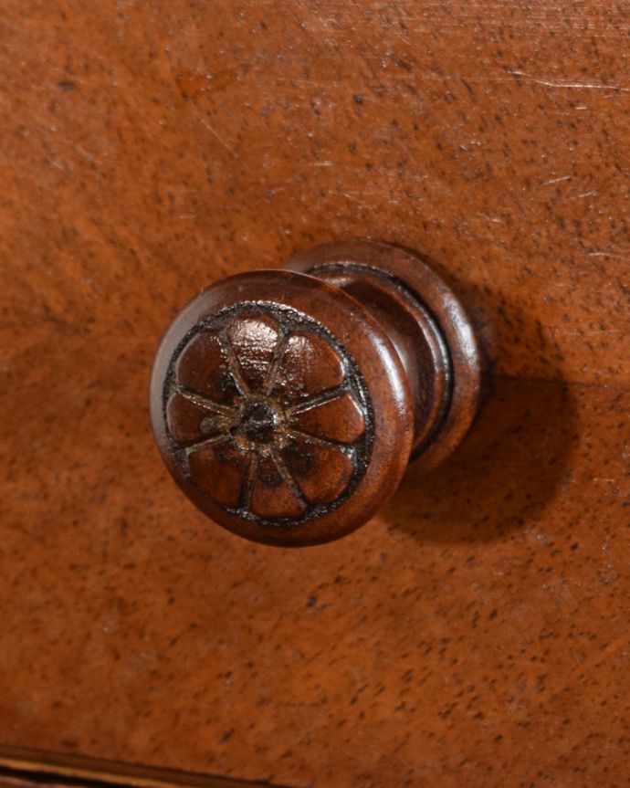 アンティークのドレッサー　アンティーク家具　ドレッシングチェスト　アンティークらしい素敵な取っ手味わい深いアンティークらしい取っ手のデザインからも時間の流れが感じられます。(q-2225-f)