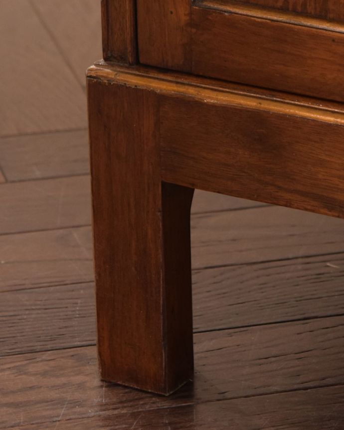 アンティークのドレッサー　アンティーク家具　ドレッシングチェスト　女性1人でラクラク運べちゃう仕掛けHandleのアンティークは、脚の裏にフェルトキーパーをお付けしています。(q-2225-f)