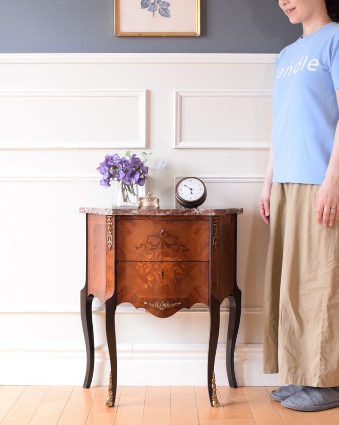 アンティークのチェスト アンティーク家具 チェスト 大人の雰囲気漂う人気の英国チェストシンプルなデザインだからこそ木目の美しさが際立つチェスト。(q-2226-f)