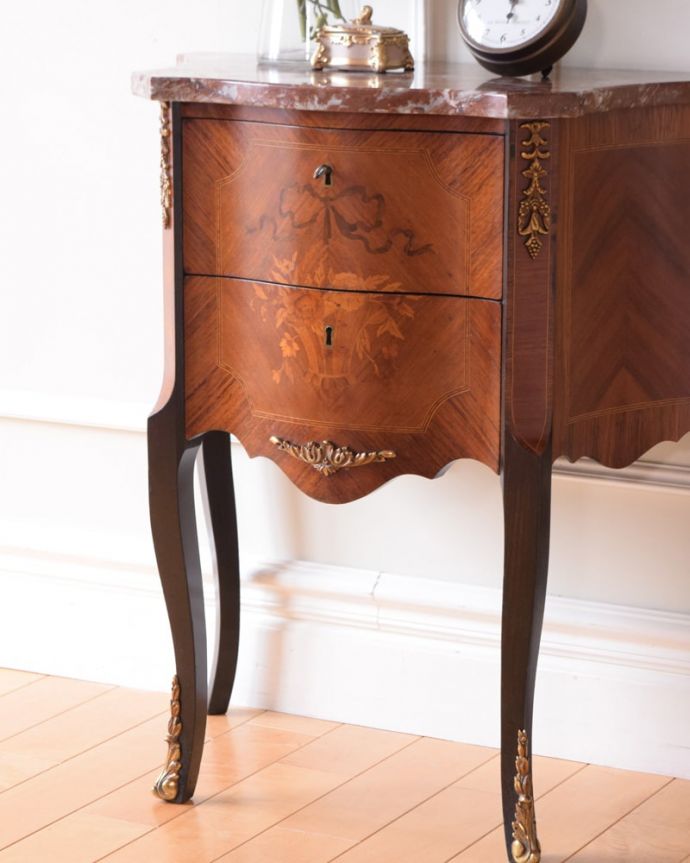 アンティークのチェスト アンティーク家具 チェスト アンティークだから手に入る質の良さ現代では手に入れることが出来ない質のいい素材が使われているのもアンティーク家具の特長。(q-2226-f)