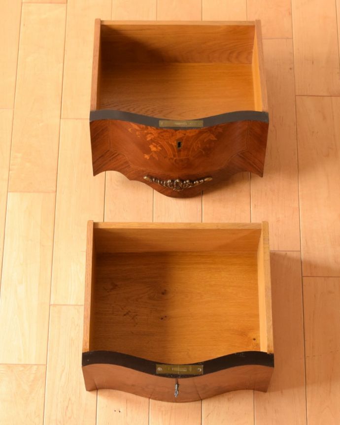 アンティークのチェスト アンティーク家具 チェスト 引き出しの中もキレイに修復しましたお洋服を入れてもいいように、引き出しの中も専門の職人が時間をかけてしっかり修復しました。(q-2226-f)