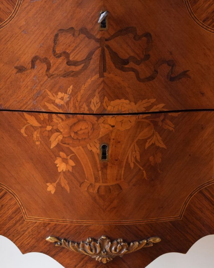 アンティークのチェスト アンティーク家具 チェスト 繊細で美しい彫刻まだ機械がそんなに発達していない時代に、どうやって彫ったんでしょう・・・見事です。(q-2226-f)