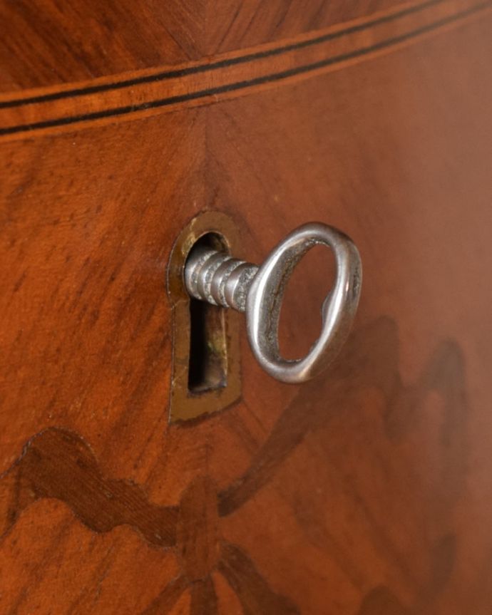 アンティークのチェスト アンティーク家具 チェスト 開ける度にワクワク・・・ カギを使って扉を開ける度に、まるで宝箱を開けるみたいです。(q-2226-f)