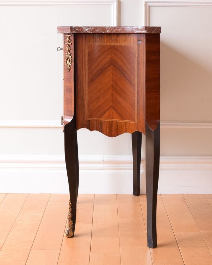 アンティークのチェスト アンティーク家具 チェスト 横顔もキレイですどこから見られても絵になるスタイル。(q-2226-f)