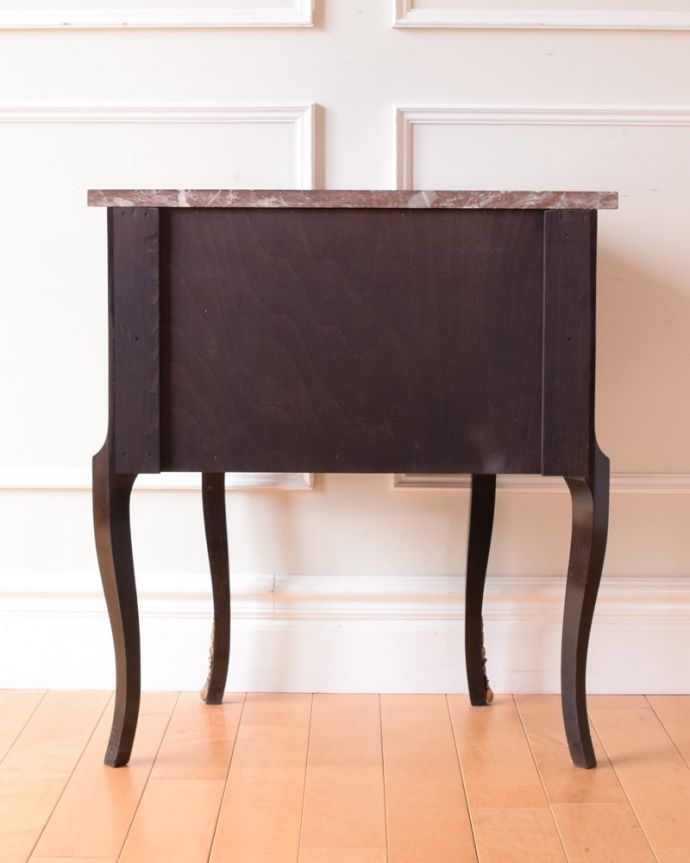 アンティークのチェスト アンティーク家具 チェスト 後ろ姿も見て下さいアンティークは新品ではないので、もちろん経年変化によるキズはありますが、専門の職人が修復しました。(q-2226-f)