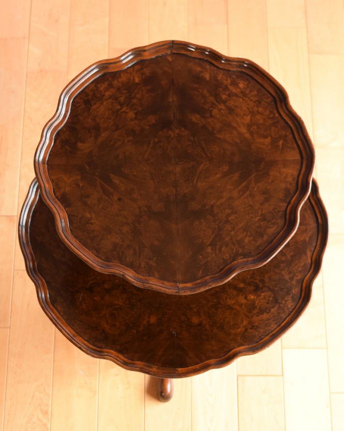 アンティークのテーブル アンティーク家具 ダムウェイターテーブル 天板の形を見てみると・・・テーブルの形を上から見ると、こんな感じです。(q-2227-f)