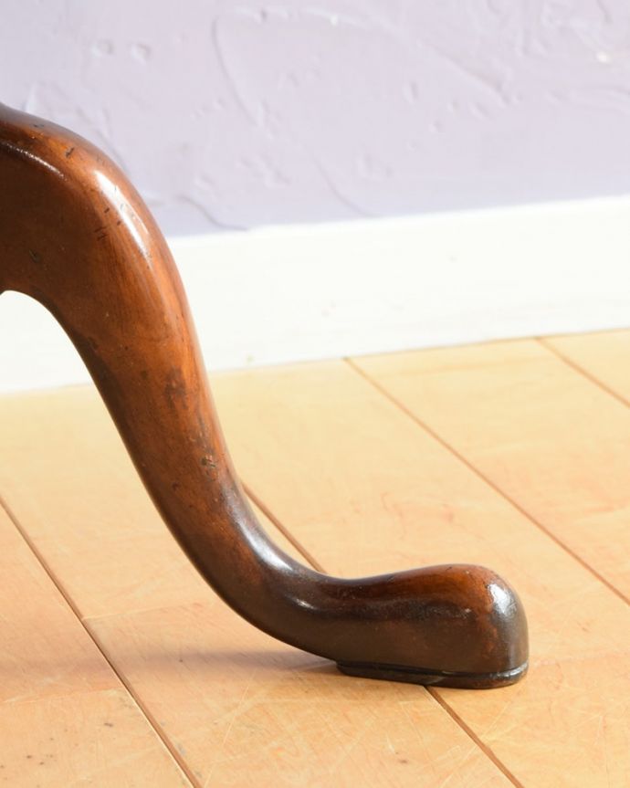 アンティークのテーブル アンティーク家具 ダムウェイターテーブル 持ち上げなくても移動できます!Handleのアンティークは、脚の裏にフェルトキーパーをお付けしていますので、床を滑らせてれば移動が簡単です。(q-2227-f)