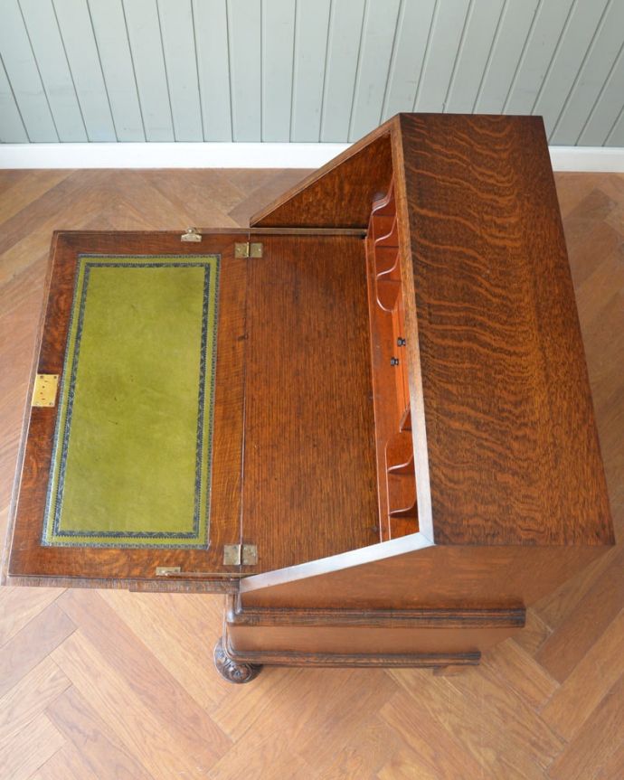 ビューロー　アンティーク家具　ライティングビューロー　デスクの部分を上から見ると･･･天板部分の塗装も専門の職人がしっかりキレイに修復したので、こんなにキレイです。(q-2228-f)