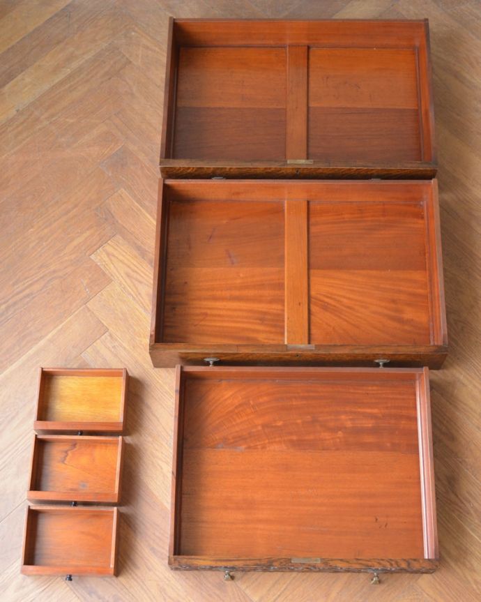 ビューロー　アンティーク家具　ライティングビューロー　引き出しの中もキレイに仕上げましたもちろん、引き出しの中もキレイに修復したので、実用的にいろんなものを収納してお使い下さい。(q-2228-f)