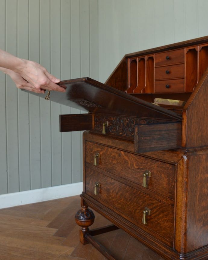 ビューロー　アンティーク家具　ライティングビューロー　扉を前に倒すと･･･ビューロー部分の扉は簡単に前に倒せます。(q-2228-f)