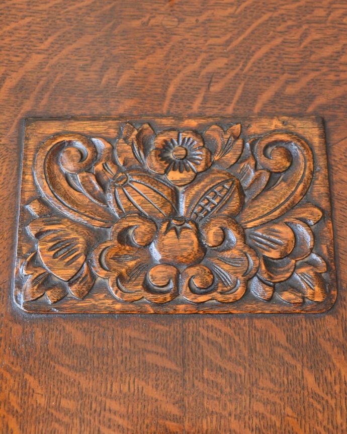 ビューロー　アンティーク家具　ライティングビューロー　惚れ惚れしちゃう美しさこんなに堅い無垢材に一体どうやって彫ったんだろう？と不思議になるくらい細かい彫にうっとりです。(q-2228-f)