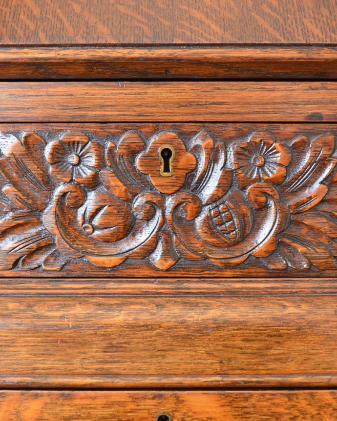 ビューロー　アンティーク家具　ライティングビューロー　いろんな場所にこだわり彫のデザインもいろいろです。(q-2228-f)