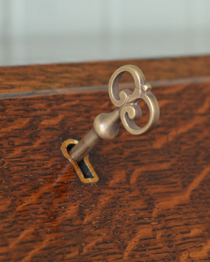 ビューロー　アンティーク家具　ライティングビューロー　鍵を使って開けて下さいおとぎ話から出てきたような可愛いアンティークの鍵で開け閉め出来ます。(q-2228-f)