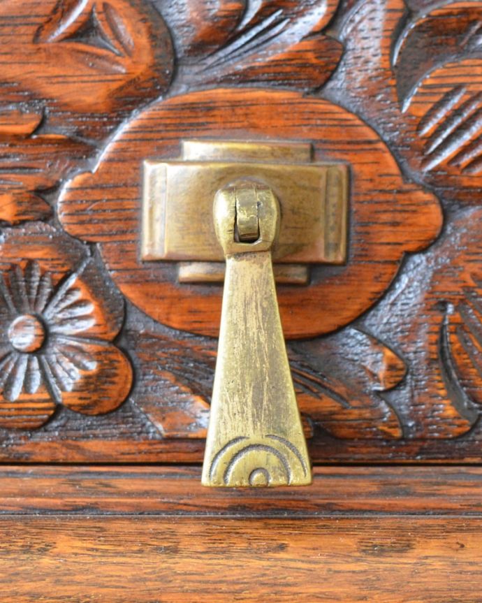 ビューロー　アンティーク家具　ライティングビューロー　アンティークらしい取っ手取っ手にもこだわりが感じられます。(q-2228-f)