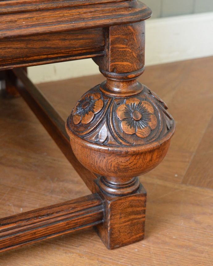 ビューロー　アンティーク家具　ライティングビューロー　女性１人でラクラ運べちゃうんですHandleのアンティークは、脚の裏にフェルトキーパーをお付けしています。(q-2228-f)