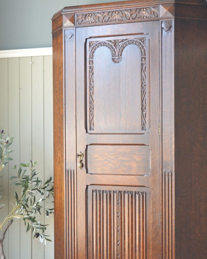 アンティークのキャビネット アンティーク家具 ホールローブ アンティークらしい装飾が魅力サイズの大きい家具だからこそ、やっぱり美しい装飾がアンティークの魅力。(q-2229-f)