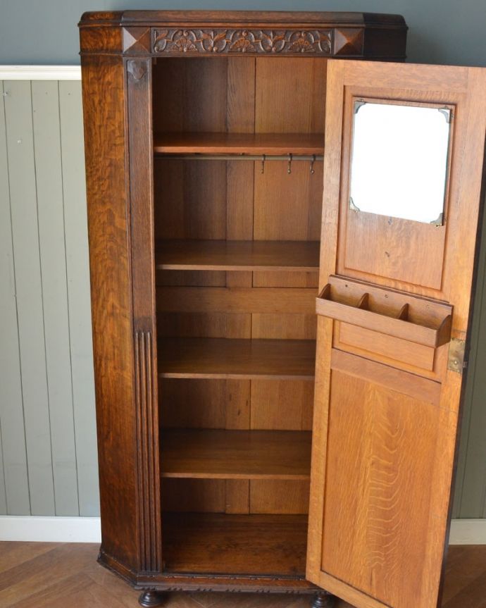 アンティークのキャビネット アンティーク家具 ホールローブ 扉を開けて中を見ると・・・こんな感じで、たっぷり収納できます。(q-2229-f)