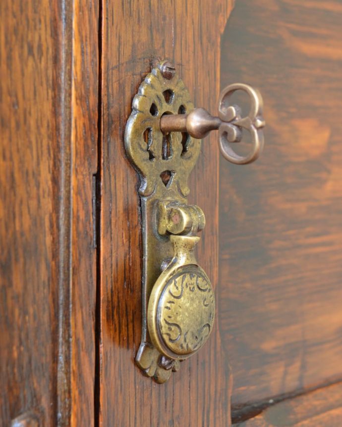 アンティークのキャビネット アンティーク家具 ホールローブ 小さなパーツにもこだわり取っ手だけを見ていても現代とは違って良質な素材が使われているのが分かります。(q-2229-f)