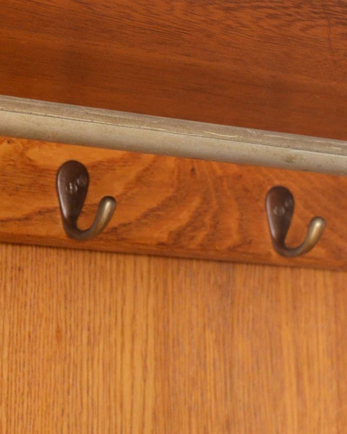 アンティークのキャビネット アンティーク家具 ホールローブ お洋服を掛ける場所フックが沢山付いているので、ここにハンガーを掛けてください。(q-2229-f)