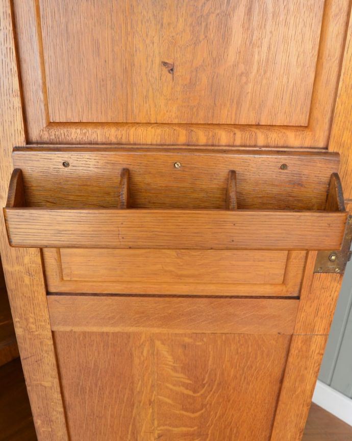 アンティークのキャビネット アンティーク家具 ホールローブ 小物入れもついてます細かいものを入れることができるので便利につかえます。(q-2229-f)