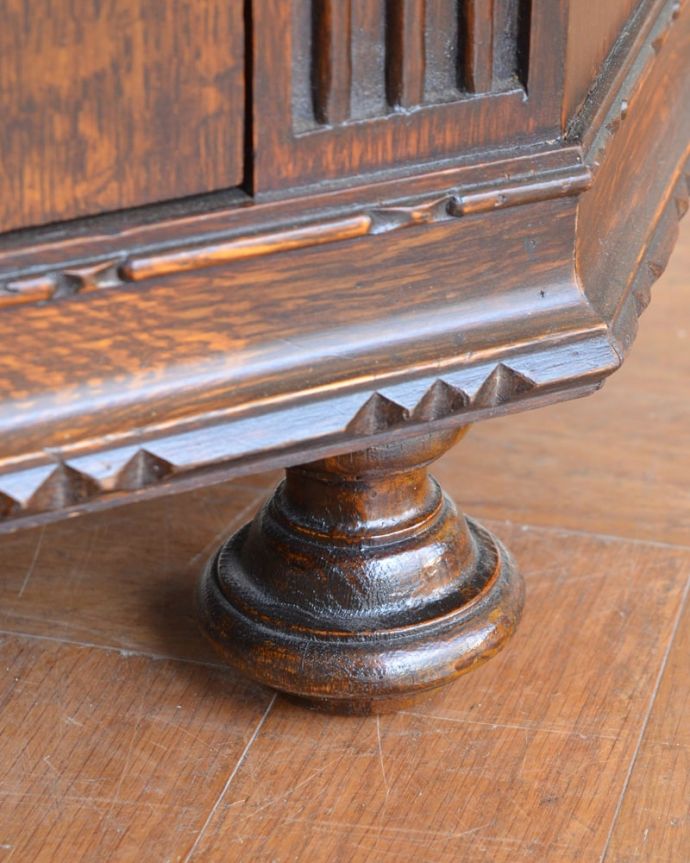 アンティークのキャビネット アンティーク家具 ホールローブ 女性でも運べちゃう理由は・・・Handleのアンティークは、脚の裏にフェルトキーパーをお付けしていますので、重い家具でも床を滑らせて移動出来ます。(q-2229-f)