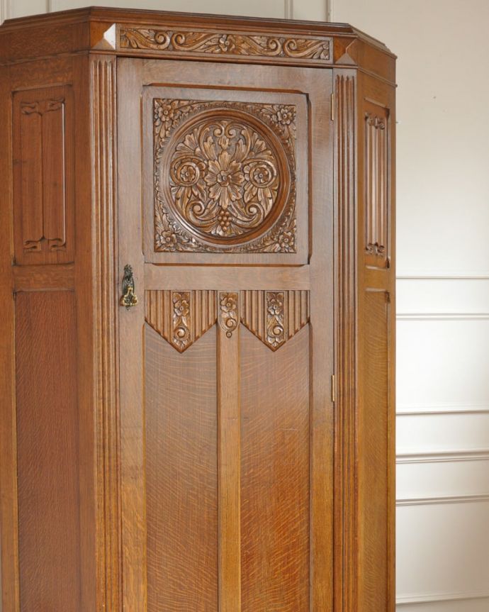 アンティーク家具らしさが漂うワードローブ