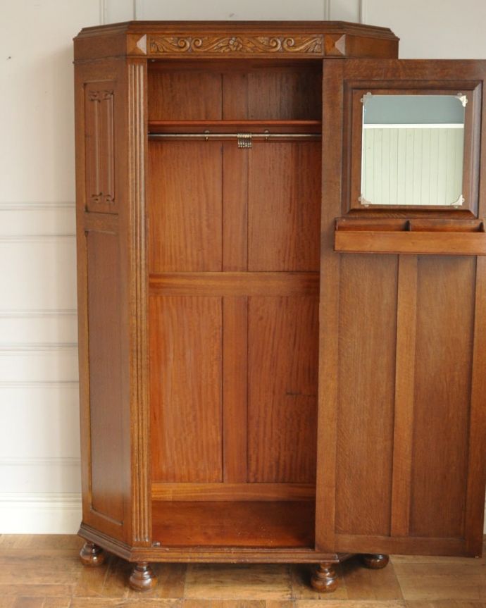 ワードローブの扉の中