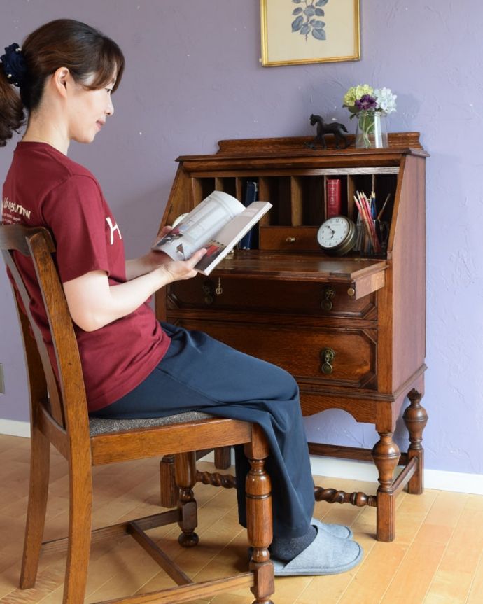ビューロー　アンティーク家具　ライティングビューロー　扉を前に倒すだけで、あっという間に自分だけの場所扉の部分を前に倒すと、あっという間にデスクに早変わり。(q-2231-f)