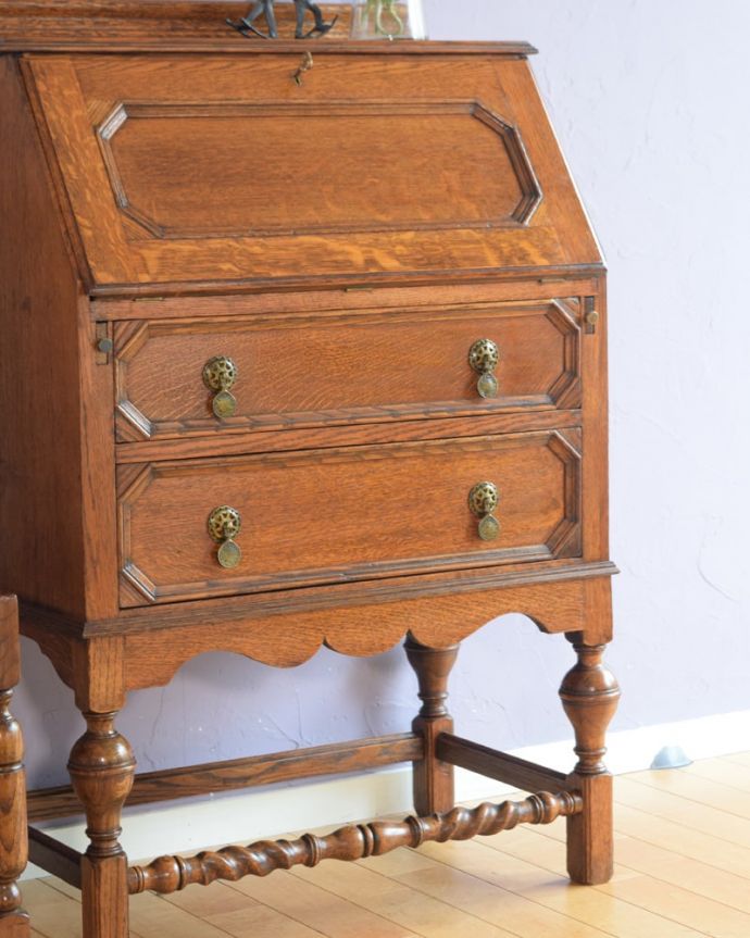 ビューロー　アンティーク家具　ライティングビューロー　英国アンティークらしい木目の美しさ自慢はアンティークだから手に入る木目の美しさ。(q-2231-f)