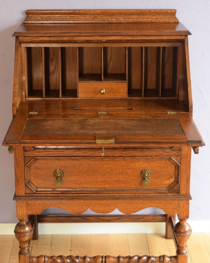 ビューロー　アンティーク家具　ライティングビューロー　細かく仕切られた中身にうっとり扉の中身はこんなに細かく仕切られています。(q-2231-f)