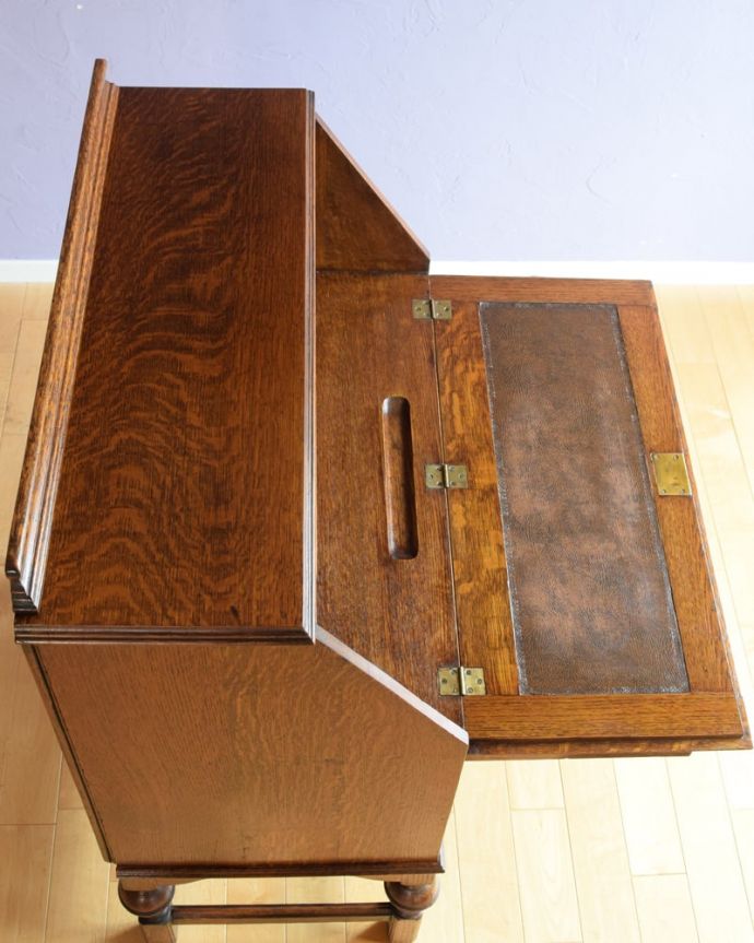 ビューロー　アンティーク家具　ライティングビューロー　デスクの部分を上から見ると･･･天板部分の塗装も専門の職人がしっかりキレイに修復したので、こんなにキレイです。(q-2231-f)