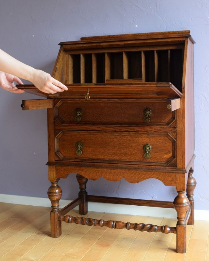 ビューロー　アンティーク家具　ライティングビューロー　扉を前に倒すと･･･ビューロー部分の扉は簡単に前に倒せます。(q-2231-f)