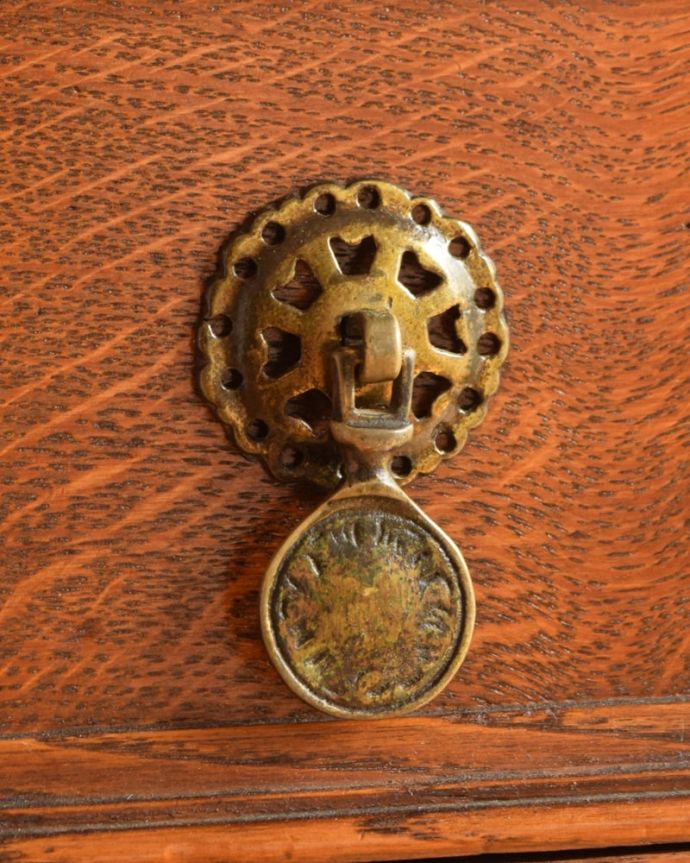 ビューロー　アンティーク家具　ライティングビューロー　アンティークらしい取っ手取っ手にもこだわりが感じられます。(q-2231-f)