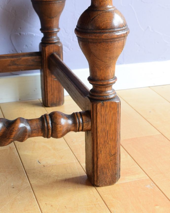 ビューロー　アンティーク家具　ライティングビューロー　女性１人でラクラ運べちゃうんですHandleのアンティークは、脚の裏にフェルトキーパーをお付けしています。(q-2231-f)