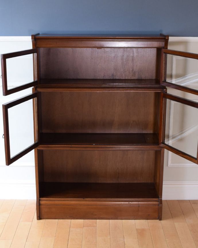 アンティーク本棚の扉の中