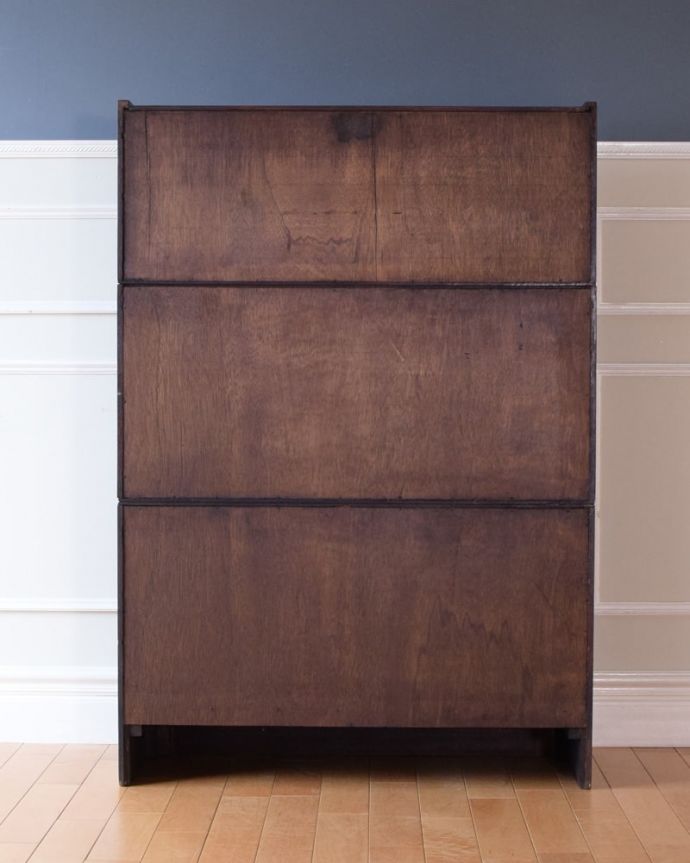 キャビネットの後ろ姿