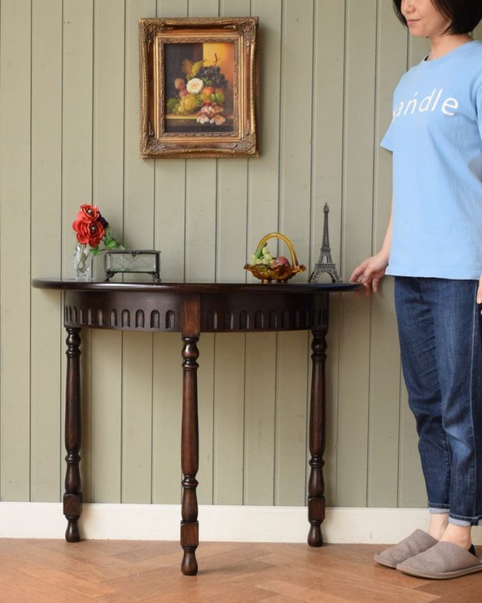 アンティークのテーブル アンティーク家具 オケージョナルテーブル<コンソールテーブル(英国/引き出し付き)商品UP用 壁からお部屋を彩ってくれるアンティーク家具天板も引き出しもどっちも主役のサイドチェストテーブル。(q-2233-f)