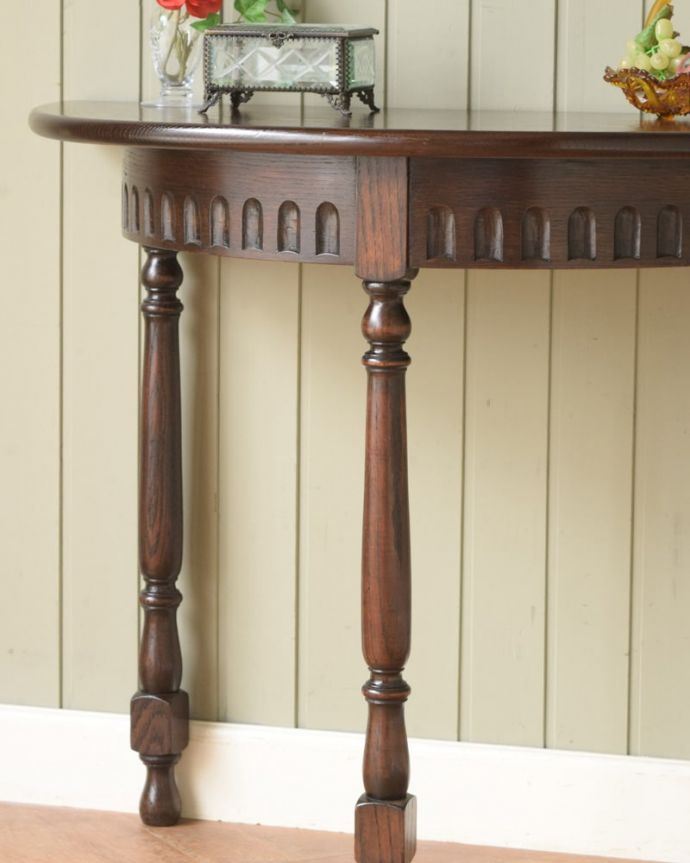 アンティークのテーブル アンティーク家具 オケージョナルテーブル<コンソールテーブル(英国/引き出し付き)商品UP用 アンティークらしい華やかなデザイン優雅なデザインのアンティーク家具は、壁の前に置くだけで、お部屋の中がグンッと格上げされます。(q-2233-f)