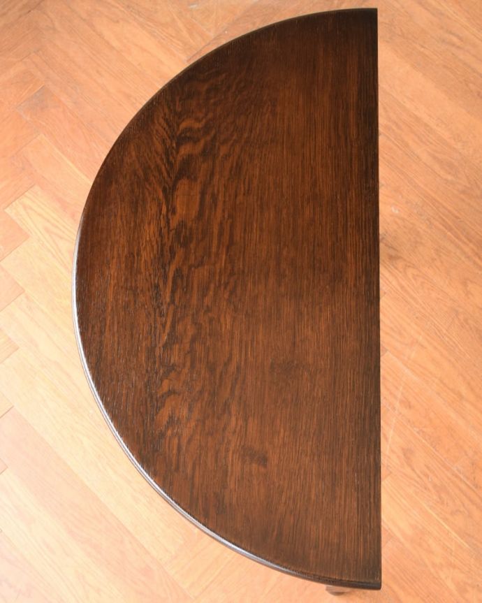 アンティークのテーブル アンティーク家具 オケージョナルテーブル<コンソールテーブル(英国/引き出し付き)商品UP用 天板はテーブル代わりに使えます上から天板を見ると、こんな感じでキレイに仕上げました。(q-2233-f)