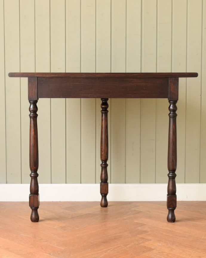 アンティークのテーブル アンティーク家具 オケージョナルテーブル<コンソールテーブル(英国/引き出し付き)商品UP用 しっかり修復しましたアンティークは新品ではないので、もちろん経年変化によるキズはありますが、Handleでは専門の職人がしっかり修復したものだけをお送りしているので後ろ姿もキレイです。(q-2233-f)