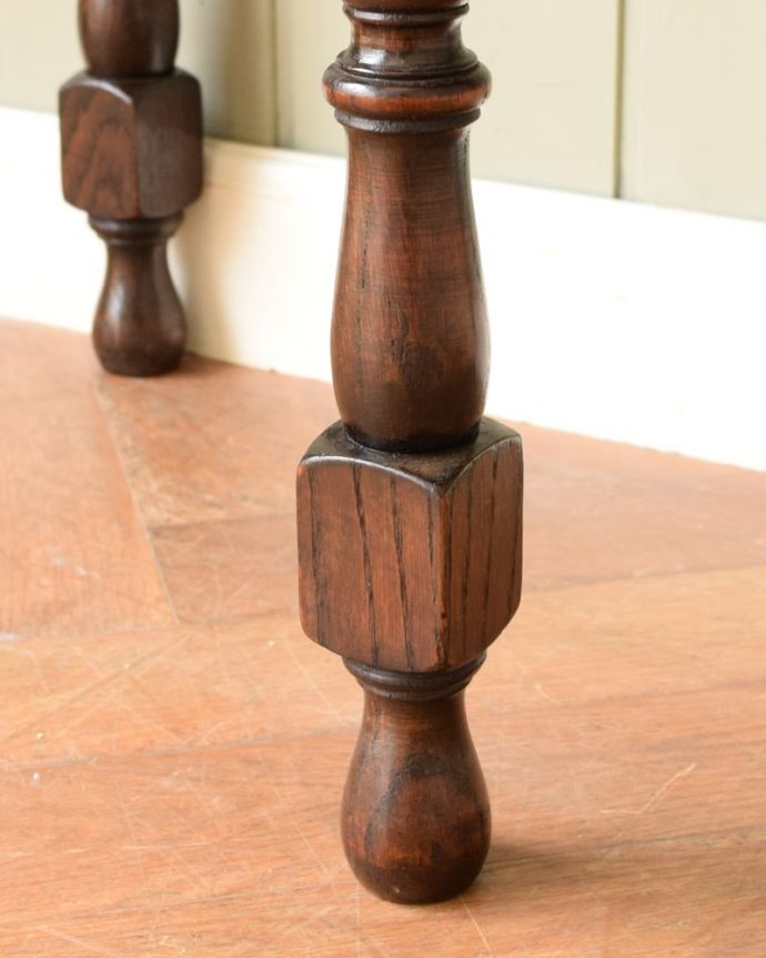 アンティークのテーブル アンティーク家具 オケージョナルテーブル<コンソールテーブル(英国/引き出し付き)商品UP用 移動もラクラクですHandleのアンティークは、脚の裏にフェルトキーパーをお付けしています。(q-2233-f)