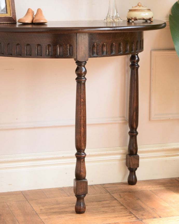 アンティークのテーブル アンティーク家具 オケージョナルテーブル<コンソールテーブル(英国/引き出し付き)商品UP用 アンティークらしい華やかなデザイン優雅なデザインのアンティーク家具は、壁の前に置くだけで、お部屋の中がグンッと格上げされます。(q-2234-f)