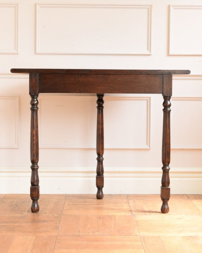 アンティークのテーブル アンティーク家具 オケージョナルテーブル<コンソールテーブル(英国/引き出し付き)商品UP用 しっかり修復しましたアンティークは新品ではないので、もちろん経年変化によるキズはありますが、Handleでは専門の職人がしっかり修復したものだけをお送りしているので後ろ姿もキレイです。(q-2234-f)