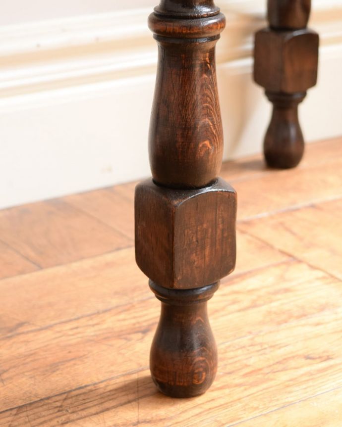 アンティークのテーブル アンティーク家具 オケージョナルテーブル<コンソールテーブル(英国/引き出し付き)商品UP用 移動もラクラクですHandleのアンティークは、脚の裏にフェルトキーパーをお付けしています。(q-2234-f)