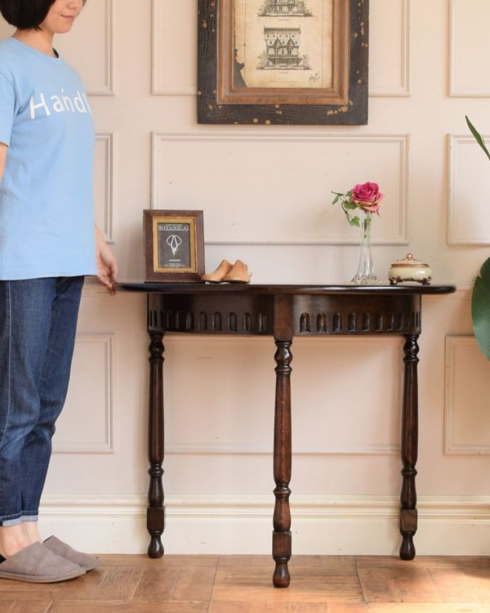 アンティークのテーブル アンティーク家具 オケージョナルテーブル<コンソールテーブル(英国/引き出し付き)商品UP用 壁からお部屋を彩ってくれるアンティーク家具天板も引き出しもどっちも主役のサイドチェストテーブル。(q-2234-f)