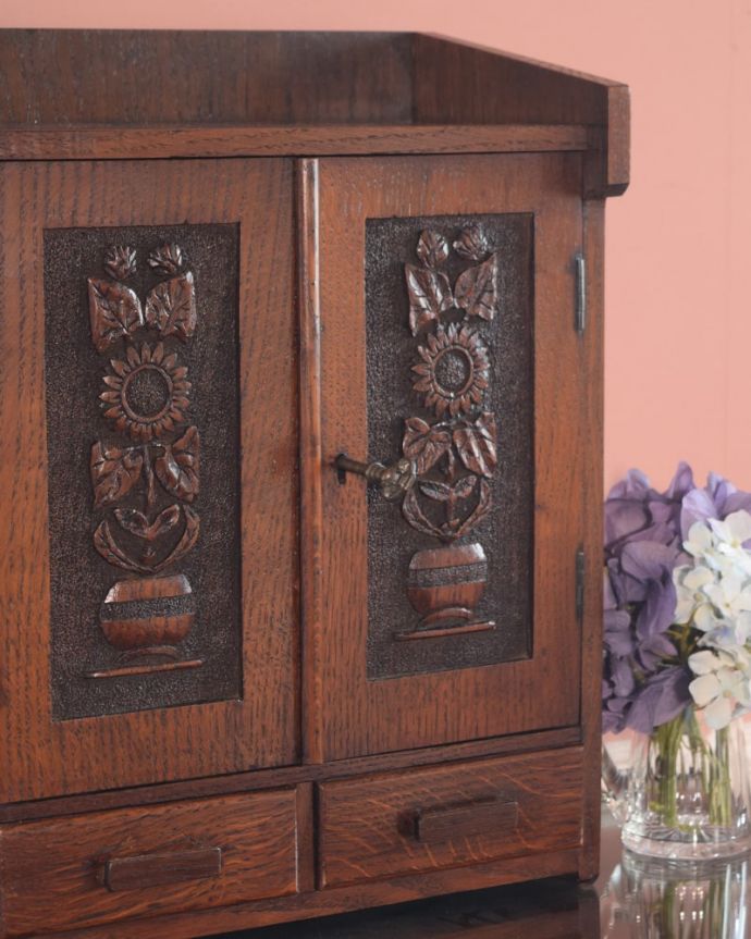 アンティークのキャビネット アンティーク家具 ウォールキャビネット 小さくてもフランスらしさたっぷり壁につけることもできるので実用的に使えちゃう!フランスらしく壁からお部屋の中をオシャレに彩ってくれます。(q-2235-f)