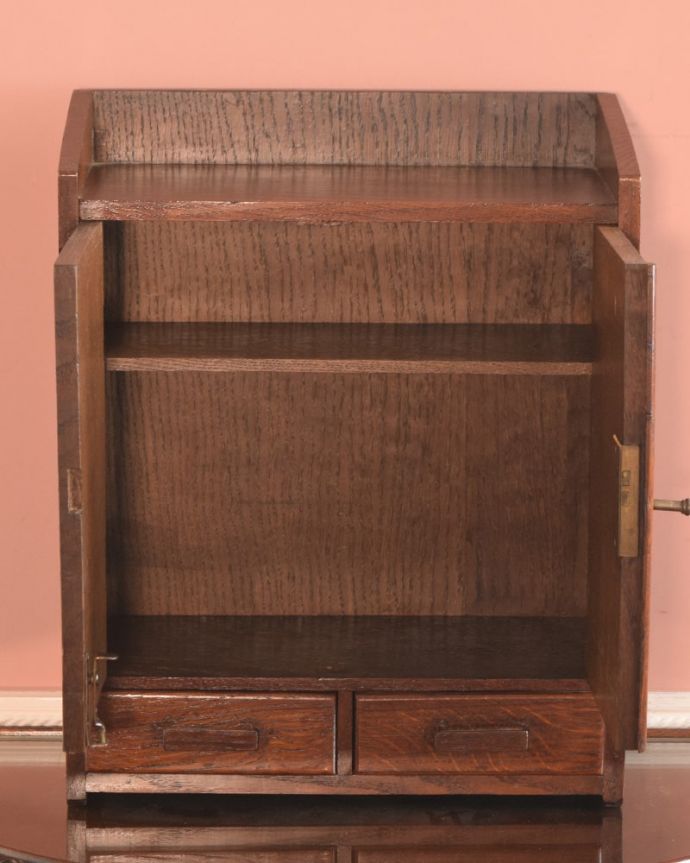 アンティークのキャビネット アンティーク家具 ウォールキャビネット 扉を開けてみると、こんな感じです小さいからと言って、修復に妥協はしません!アンティークの風合いだけ残してキレイに修復してあります。(q-2235-f)