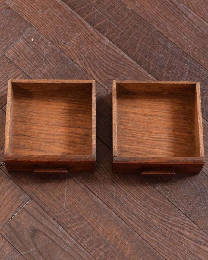 アンティークのキャビネット アンティーク家具 ウォールキャビネット 引き出しの中もキレイに修復しましたもちろん引き出しの中も職人がキレイにお直しました。(q-2235-f)